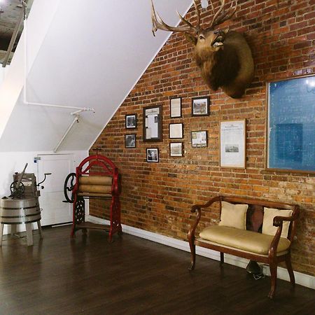 Hunter Arms Hotel Сент-Клауд Екстер'єр фото